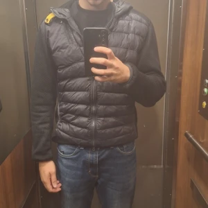 Parajumpers Cardigan - Hej, säljer min parajumpers cardigan. Passar strlk L-XL, är 183 och passar fint! Inga deffekter på den.