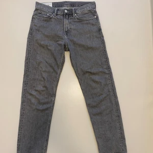  gråa jeans - Säljer ett par riktigt snygga jeans,  Skick 8/10  tecken på användning finns tex vid fötterna är de lite slitet men syns inte om man inte letar.  Jag är 185cm och 68kg Skriv vid minsta fundering🔥👍