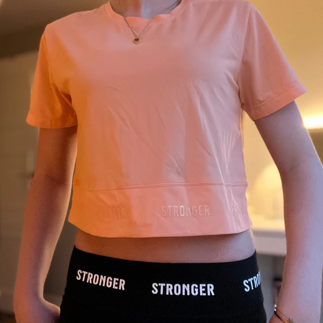 Persikofärgad kortärmad topp från Stronger