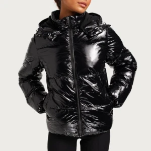 Jacka  - Intressekoll på min Vinterjacka som är ifrån Nelly,köptes i december 2023 och är använd dec,Jan, feb - detta gör att den är i mycket bra skick och har inga defekter. Köptes för 799kr -  i storlek S! Slutsåld på hemsidan, Kom gärna med rimligt prisförslag 😄