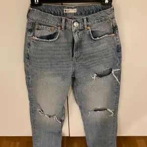 Blå jeans från GinaTricot. Storlek 36.