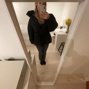 Svart dunjacka - Säljer min jätte fina svarta dunjacka från Gina, använd fåtal gånger och inga skavanker! Köpt förra säsongen. 