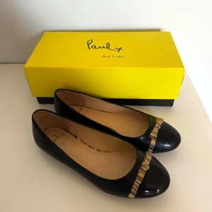 Paul Smith ballerinaskor  - Säljer dessa söta ballerina skor från Paul Smith. Skorna kosta 1799 nya och är i toppskick, knappt använda. 