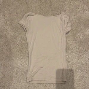 T-shirt med öppen rygg - En jätte gullig tröja från Gina tricot. Använd fåtal gånger pga att den var för liten💗 Skriv för måtten, samt fler bilder. 