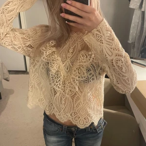 Blus med spets - Använd några gånger men har inte några defekter. 