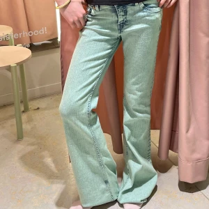  Gröna jeans - Jätte snygga och unika jeans från monki, köpta 2024 och är använda väldigt lite                                  Nypris 500kr, skriv för mer frågor och priset kan diskuteras ❤️