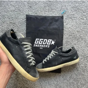 Golden goose skor - Säljer dessa golden goose skor i storlek 41. Skick 7/10. Bara skor ingår. Äkta såklart. Skriv vid minsta lilla fundering och fler bilder!
