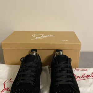 Christian Louboutin  - Tjena säljer ett par fina Louboutins som är i storlek 41,5 passar 42,5. I köper så får man tillbehör som låda,dustbag.  Skick:8/10 Äkta✅ Og: Låda och dustbag Köparen står för frakt