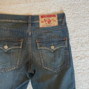True religon  - Säljer mina älskade true religon jeans! Dom är uppsydda i benet för att passa mig som är 171cm, men det går lätt att ta ned fållen och då passar dom som än L34/36 så dom är långa i benen. Det är herr modell men jag har använt dom baggy