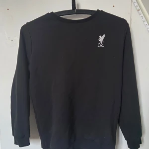 Liverpool tröja - Skön liverpool tröja i bra skick. Hör av er om ni vill diskutera pris.