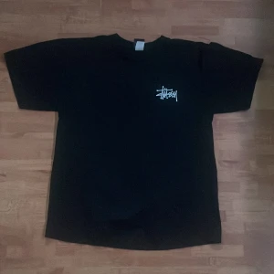 stussy t shirt - asfet stussy tee med text på baksidan storlek M