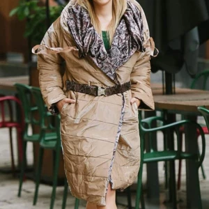 Beige pufferjacka med ormmönster - Säljer en unik beige pufferjacka med coolt ormmönster på krage och bälte. Jackan har en långärmad design och är perfekt för höst och vinter. Den är quiltad och har en snygg bälte-detalj som ger en extra touch. Perfekt för att hålla sig varm och stilren!