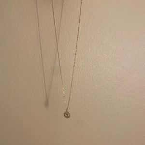 Lily and rose halsband  - Säljer detta guldhalsband med en ljusrosa sten i mitten. Det har tyvärr inte kommit till så mycket användning då jag använder silversmycken, nypris cirka 500kr.