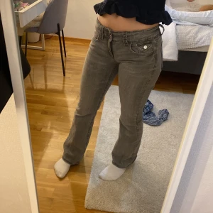Grå jeans i bra skick - Säljer ett par grå jeans i bra skick. De har en normal passform och är midwaist, vilket gör dem bekväma för vardagsbruk. Jeansen har klassiska fem fickor och knappar fram. Perfekta för höst och vår!
