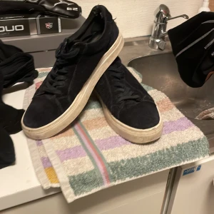 Mörkblå vagabond i mocka - Säljer ett par mörkblå vagabond i mocka med vit . Perfekta för både vår, höst och vinter! 