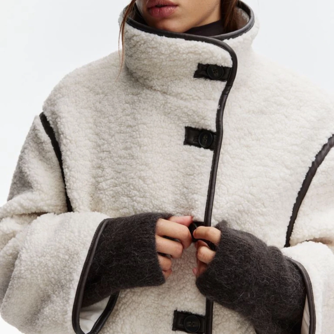 Vit teddyjacka med svarta detaljer