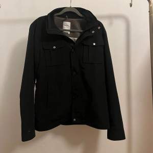 Jag säljer nu en trendig J.Lindeberg field jacket, går knappt att hitta online. Den är i färgen svart och är riktigt skön. Skick: 9/10 Storlek: L Nypris: 3-4000kr