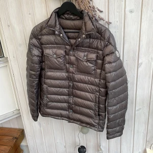 Moncler gregoire - Säljer denna sjukt feta moncler gregoire jackan perfekt nu till vintern.  Nypris 10k. Självklart äkta! Jackan är inte tunn men inte tjock så funkar till båda höst och vinter! Det är en lite älldre modell. Storlek 2 vilket motsvarar storlek S-M. Skick 9/10 flawless! Kan gå ner i pris vid snabb affär. Hör av dig vid minsta fundering!🤩