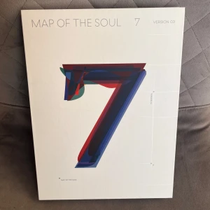 BTS - Map of the Soul: 7 Version 03 - Säljer albumet 'Map of the Soul: 7' av BTS, version 03. Innehåller en CD, fotobok, fotokort och andra samlarobjekt. Perfekt för fans av K-pop och BTS! Albumet har en stilren vit design med en stor färgglad siffra 7 på framsidan. Albumet är i nytt skick. 