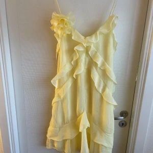 Klänning med volanger - Endast använd en gång! Storlek M men passar även större och mindre storlekar då man kan dra åt den i ryggen!💛💛