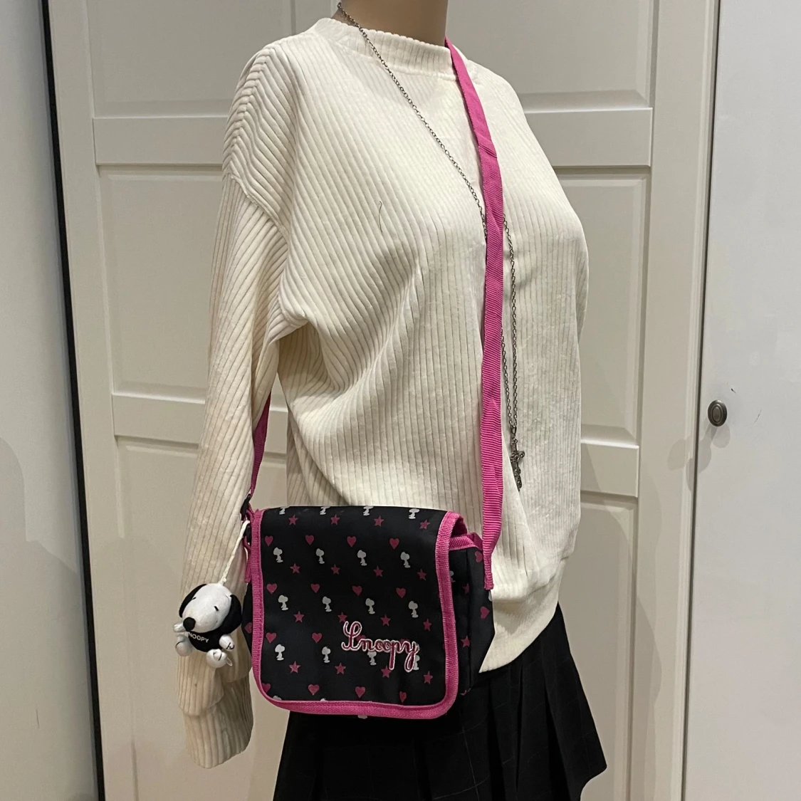Svart och rosa axelväska med Snobben-motiv💕 - 92