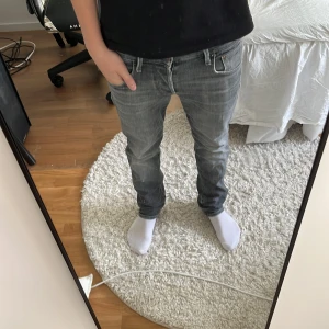 Grå jeansbyxor - Säljer ett par grå jeansbyxor i bra skick. De har en straight passform och är perfekta för vardagsbruk. Byxorna har en klassisk design med fem fickor och knappar i midjan. Perfekta för höst och vår! Säljer dem för att dom är för små. (Är 179cm lång)