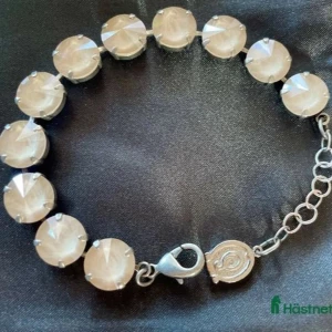 Otto schumacher strassarmband  - Snyggt armband med stora, glittriga stenar som ger en lyxig känsla. Perfekt för festliga tillfällen! Armbandet har en justerbar kedja och ett smidigt lås. Passar bra till både vardag och fest.