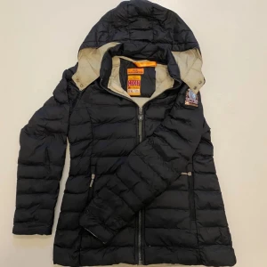 Parajumpers dujacka - Säljer en snygg och varm svart dunjacka från Parajumpers. Jackan har en praktisk huva och dragkedja framtill. Perfekt för kalla vinterdagar! Den är i mycket bra skick utan hål, fläckar eller. Passar perfekt för både vardag och äventyr. Skriv vid minsta fråga eller fundering🔥👍
