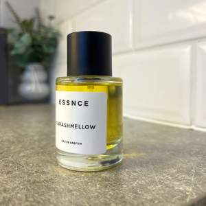 Säljer en flaska Essnce Carashmellow Eau de Parfum. Den har en stilren design med en genomskinlig glasflaska och svart kork. Doften är varm och söt, perfekt för både vardag och speciella tillfällen. Flaskan är kompakt och lätt att ta med sig. Endast testad två sprut 