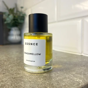 Parfym Essnce Carashmellow - Säljer en flaska Essnce Carashmellow Eau de Parfum. Den har en stilren design med en genomskinlig glasflaska och svart kork. Doften är varm och söt, perfekt för både vardag och speciella tillfällen. Flaskan är kompakt och lätt att ta med sig. Endast testad två sprut 