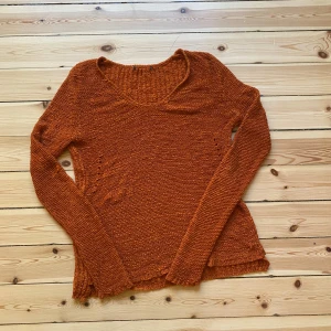 Orange stickad tröja - Säljer en superfin orange stickad tröja som är perfekt för höst och vår. Den har en halvt v-ringad design och långa ärmar, vilket gör den både stilren och bekväm. Tröjan är i bra skick och passar perfekt till jeans eller kjol. Perfekt för en mysig dag ute eller hemma!