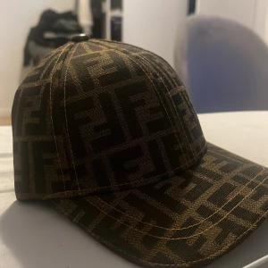 fendi keps - Helt ny, använt 1 gång bara. Kan sänka pris vid snabb affär 
