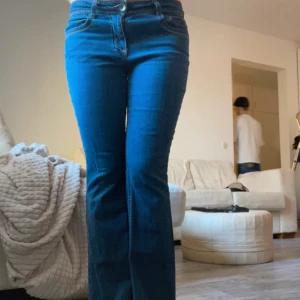 Blå bootcut jeans från l.e.i. - Säljer ett par snygga blå bootcut jeans från l.e.i.  Jättefina men va lite för stora i midjan på mig. Fina detaljer på bakfickorna. Midjemått: 74 cm