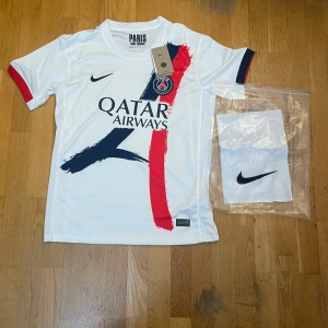 Vit PSG fotbollströja från Nike - Fick den i present men den var för stor för mig, helt oanvända. Om du har mer frågor är det bara att fråga
