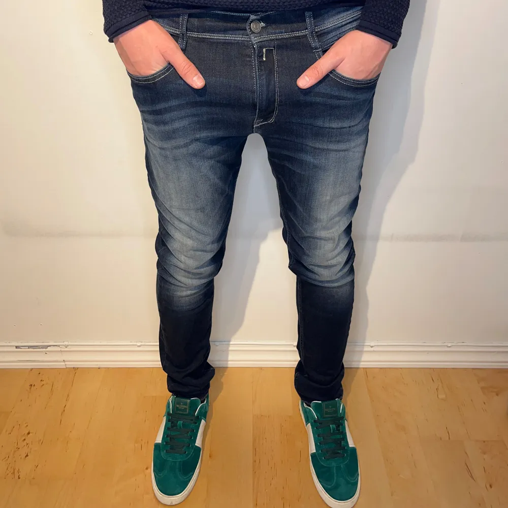 Hej! Säljer dessa riktigt snygga jeansen från märket Replay i nyskick! Jeansmodellen heter ”wallys” och är slim fit. Passar mig bra som är 179 och väger 67kg😊Sjukt snygg flexibel modell med tvättningen på jeansen! Nypris 1800, mitt pris: 499kr! // DC. Jeans & Byxor.