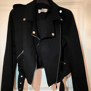 Mockajacka dam - Säljer min mockajacka storlek S (passar även XS) inköpt förra året för 1200.  Knappt använd så i jättebra skick. Enda defekten som finns är att knappen på ena axeln har lossnat men inget som märks av när man har jackan på. Skriv för fler bilder 