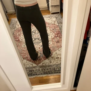 Grå mjukisbyxor - Säljer ett par grå mjukisbyxor i bra skick. De är superbekväma och perfekta för en chill dag hemma eller en snabb tur till affären. Byxorna har en normal passform och är gjorda av ett mjukt material som känns skönt mot huden.