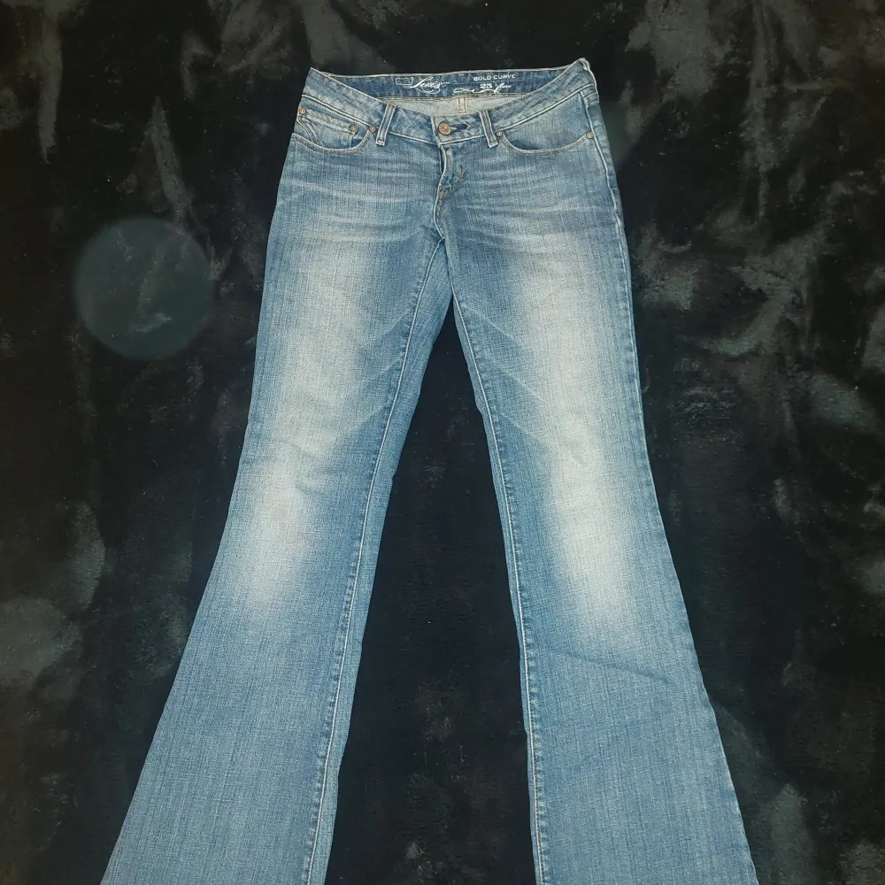 Superfina lowwaist bootcut jeans från Levi's i storlek 25. Säljer pga att de var för små på mig. Snygg design på fickorna och är i mycket bra skick. Perfekt för både vardag och fest! 💓. Jeans & Byxor.