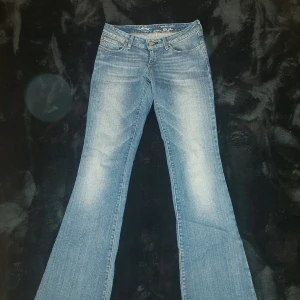 Lowwaist bootcut Levis jeans - Superfina lowwaist bootcut jeans från Levi's i storlek 25. 81cm innerben, 37 midja. Säljer pga att de var för små på mig. Snygg design på fickorna och är i mycket bra skick. Perfekt för både vardag och fest! 💓