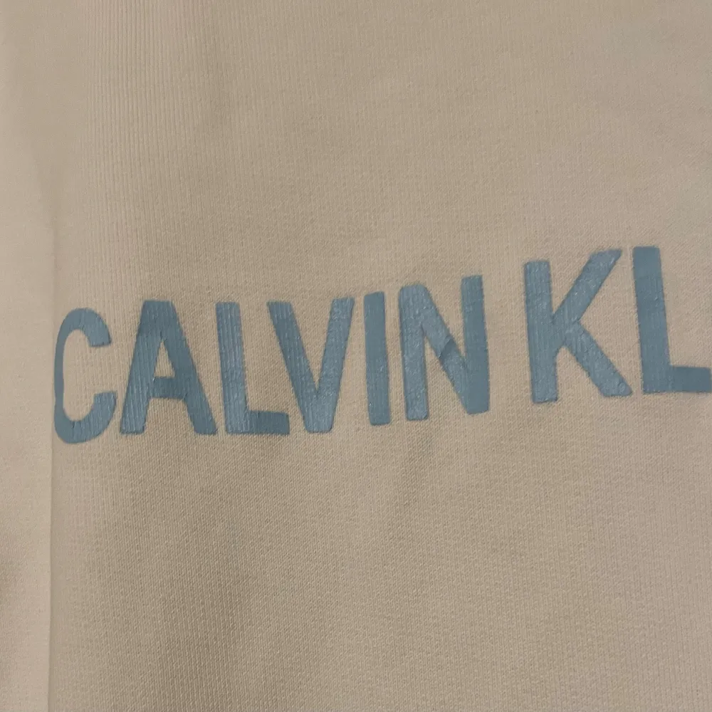 Hej, säljer en vit Calvin Klein tröja i storlek L. Den r i använt skick. Se bilder. Pris idé 100 kom med förslag eller ev byten kan vara intressant. Vi hörs 🤙 . Tröjor & Koftor.