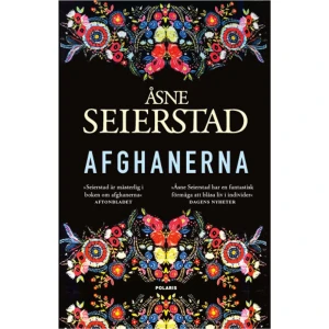 Afghanerna (pocket) - En man och två kvinnor. En av dem rymde hemifrån som pojke för att utkämpa ett heligt krig, fängslades, frigavs, och är nu krigsherre med två fruar. En annan fick polio som flicka, lärde sig läsa Koranen med kvinnlig blick, blev högt uppsatt politiker och sedan flykting i en stad norr om polcirkeln. Den tredje är en snart färdigutbildad student, ivrig att få ta sin examen och bli en del av samhället men som skickas hem och får besked om att hon ska gifta sig med en främmande man. Detta är Afghanistan efter talibanernas återkomst. Tre öden i ett land som varit uppmarschområde och spelplan för olika stormakter sedan Alexander den stores dagar. Afghanerna är Åsne Seierstads återkomst till landet tjugo år efter Bokhandlaren i Kabul. Hon berättar historierna om de som flydde undan talibanerna och om de som blev kvar. I en bok som är både informativ, medryckande, välformulerad och djupt empatisk tecknar hon inte bara porträtt av tre människor som alla väljer sin egen väg, utan följer trådar tillbaka i landets historia som förklarar varför Afghanistan ständigt är i krig med sig självt och omvärlden. "Åsne Seierstads grepp att skildra Afghanistan under talibanregimen utan att döma är omöjligt att värja sig emot." SvD En urviktig insyn i hur kvinnorna, redan som små flickor, målmedvetet skolas in i männens maskulina apartheidsystem Expressen"Seierstad är mästerlig i boken om afghanerna" Aftonbladet  "Åsne Seierstad har en fantastisk förmåga att blåsa liv i individer" DN"Seierstad är oerhört skicklig på gestaltning. Afghanistan kommer verkligen till liv genom de porträtterade människornas mycket olika sätt att tolka och tänja sina omständigheter och sin kultur." Sydsvenskan "Det är en mycket stark bok, som är lättläst och som nästan omärkligt skiftar från de storpolitiska till de vardagligaperspektiven." BTJ-häftet nr 2, 2023    Format Pocket   Omfång 532 sidor   Språk Svenska   Förlag Bokförlaget Polaris   Utgivningsdatum 2023-11-10   Medverkande Jan Stolpe   ISBN 9789189714380  