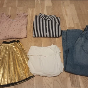 Klädpaket storlek 146/152 - Klädpaket storlek 146/152 (flicka)🌟 Från Kappahl, Lindex och ett plagg från H&M!  Mycket fina kläder, perfekta för skola eller finare tillfällen.  I paketet finns: ett par jeans, en vit blus, en  glittrig blus, en guldig kjol och en randig skjorta med kort ärm💕