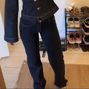 Mörkblå jeans med bootcut - Säljer dessa skit snygga SLUTSÅLDA😍 jeans från Zara, (första bild lånad). Mid waist strl 34 och nästan helt oanvända! Kom priv för fler bilder och frågor! 💕pris kan diskuteras 