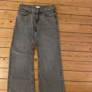 Grå jeans med raka ben - Säljer ett par grå jeans i mycket bra skick. De har en klassisk femficksdesign och raka ben. Perfekta för både vardag och fest! 🖤Använda en gång och är i storlek 164!💓
