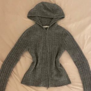 Grå ribbad zip up hoodie - Jätte bekväm grå stickad hoodie med dragkedja framtill. Skriv om ni har några frågor!💗