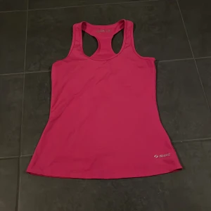 Rosa träningslinne från SOC - Säljer ett snyggt rosa träningslinne från SOC i storlek 36. Perfekt för gymmet eller löprundan. Linnet är ärmlöst med en bekväm passform och har en sportig design. Materialet är mjukt och andas bra, vilket gör det idealiskt för träning.