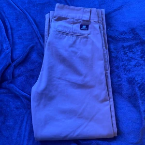 Beige chinos från Sweet SKTBS - Säljer ett par beige chinos från Sweet Sktbs i storlek S. Modellen heter ”Big Skate” som ger en avslappnad stil med en loose passform.