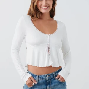 Vit långärmad topp med spetsdetaljer - Säljer denna jätte söta topp från Gina! Den är knappt använd och i mycket fint skick! Nypris 259kr🌸🌸 