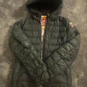 Svart dunjacka från Parajumpers - Säljer en svart Parajumpers dunjacka, den är i bra skick. har sytt den på armen 1 gång men inget man märker av direkt. storlek Y-L vilket motsvarar ungefär xs. köpt för ungefär 4000🤗