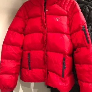 Gant Dunjacka  - GANT dunjacka, Dan  Strl XL Röd m blå detaljer Obetydligt använd, mkt gott skick 